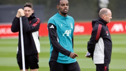 伊萨克首秀惊艳，斯洛特赞其体能超预期