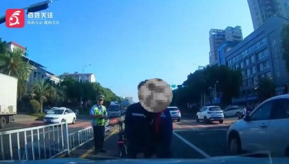 两车剐蹭后，一车主竟当交警面对车头小便泄愤