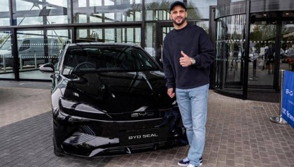 英格兰国脚沃克喜提比亚迪海豹 国外售价超40万人民币