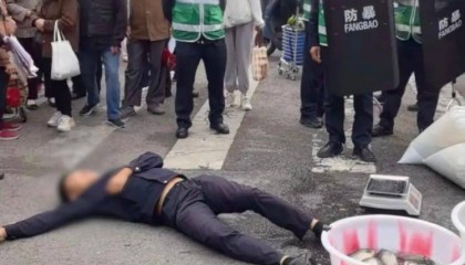 成都一鱼贩持剪刀与城管对峙，2人倒地！城管局回应：有同事受伤，警方已介入