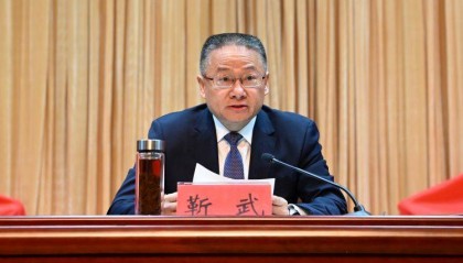 主持警示教育大会1天后，县委书记靳武官宣落马