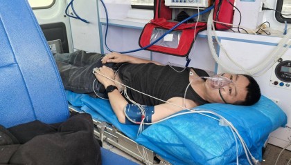 青海一男子被罕见剧毒阿拉善蝮蛇咬伤，因无血清一度想放弃治疗 警车开道转运700公里救命