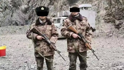 首次曝光！解放军缴获印度英萨斯步枪合影，用起来像垃圾！