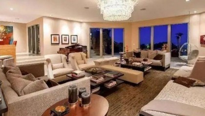 冯小刚洛杉矶两套豪宅被烧毁，损失金额超7000万？本人回应