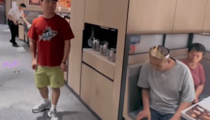 小伙在火锅店给父亲庆生 讲话、磕头引关注 回应质疑：没有提前策划