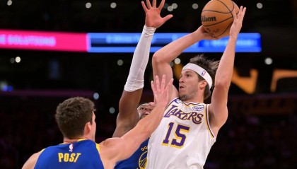 季前赛-詹姆斯库里休战里夫斯21分 湖人胜勇士