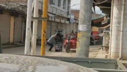 西安临潼因琐事当街踢打妻子的男子被行拘，当地妇联：将持续跟进