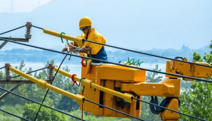 国网杭州供电公司：绝缘手套浸汗水 带电攻坚护清凉