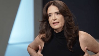 美前泳装模特：他当着我男友的面摸我的胸 特朗普团队回应称是哈里斯团队编的