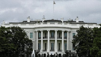 10天两万架飞机延误，机场6小时无人值守，美政府停摆将引发大乱，特朗普“甩锅”民主党