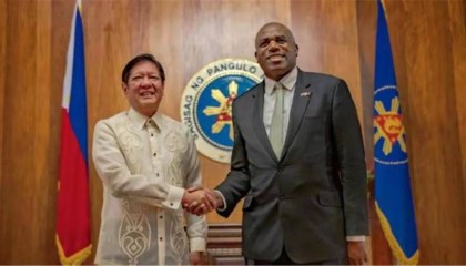 英外长离开菲律宾前，留下8个字，禁止中方做一件事，不知天高