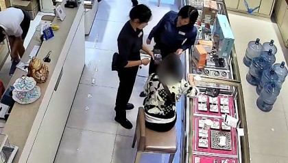柳州女子到柳南万达买3万元黄金，不挑款不问价，店员吓到报警！