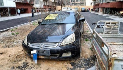烟台一轿车停放小区绿化带一年多 居委会：车主在外地