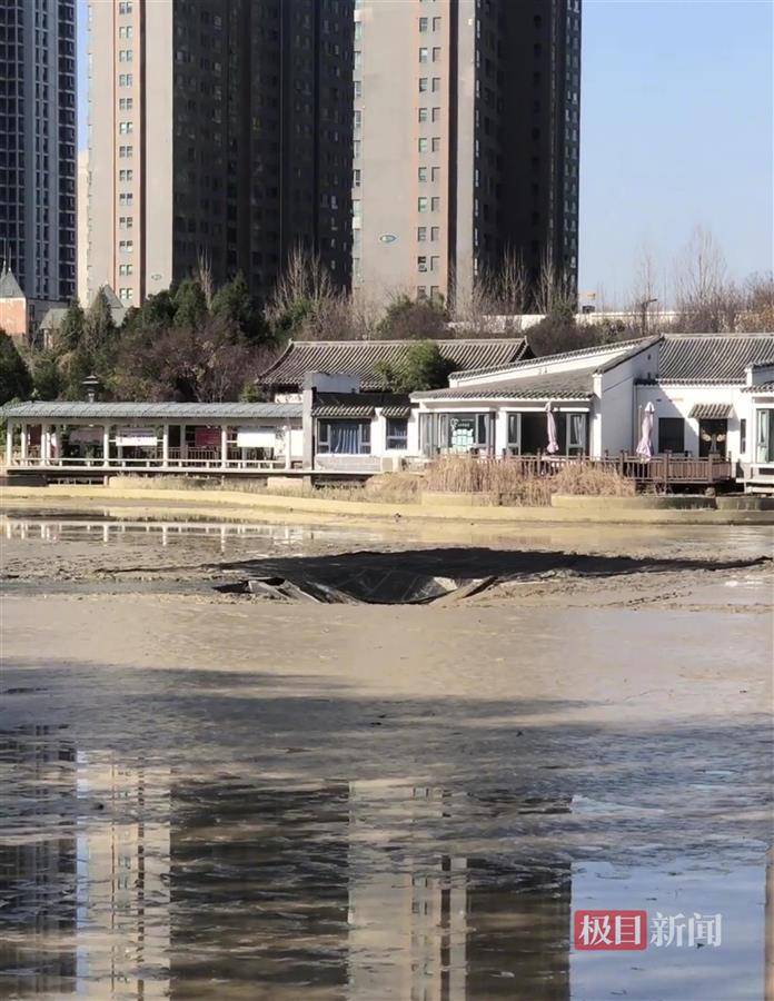洛阳一公园湖底出现约40平方米的塌坑，湖水见底，官方：正在勘探排查