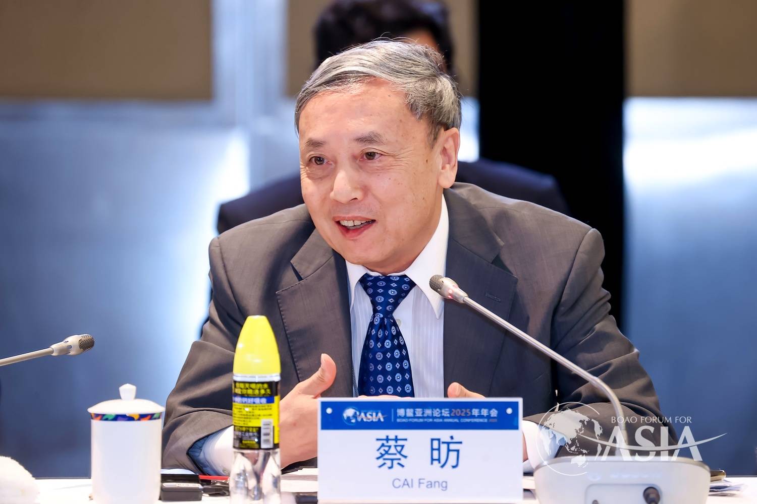 蔡昉：城乡居民的养老保障水平相对较低，是制约他们享受银发经济的重要因素
