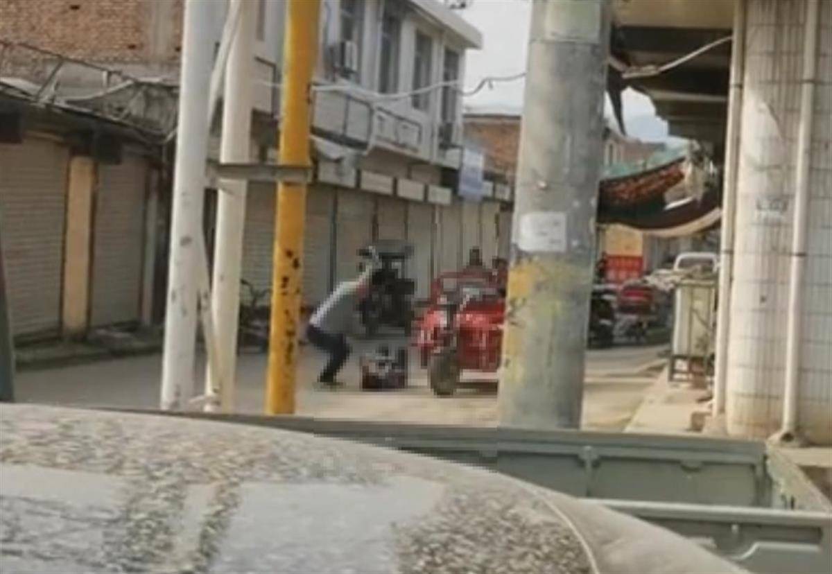 西安临潼因琐事当街踢打妻子的男子被行拘，当地妇联：将持续跟进