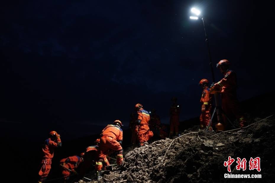直击贵州省大方县果瓦乡山体滑坡夜间救援
