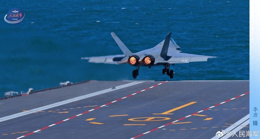 歼-35从福建舰上弹射起飞，解放军向全世界宣告，中国航母顶级战力！