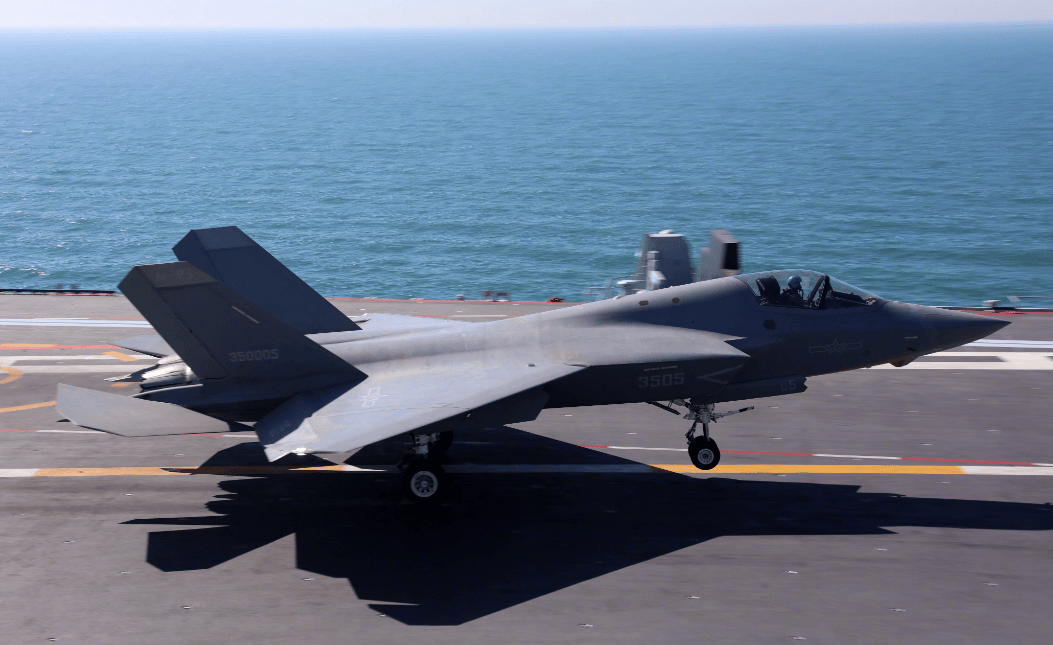 歼-35从福建舰上弹射起飞，解放军向全世界宣告，中国航母顶级战力！