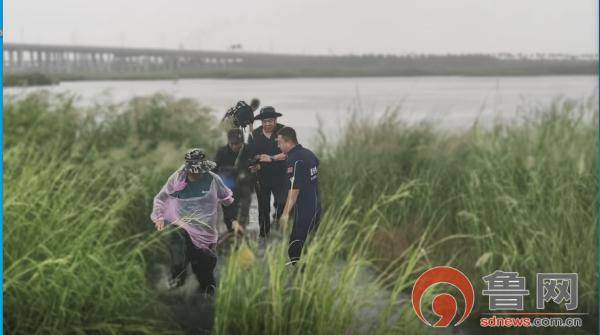 三名男子大沽河钓鱼被困河中央 胶州蓝天救援队紧急救援脱险