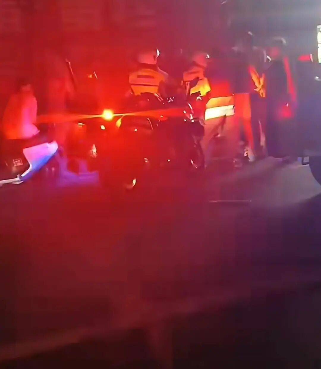 赣州警方通报“一餐饮店深夜多人打架斗殴”:2人酒后与邻桌发生冲突,用酒瓶砸伤对方,并取刀致对方轻伤,涉案人员已被采取强制措施