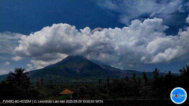 印尼勒沃托比-拉基拉基火山喷发,附近三座机场关闭