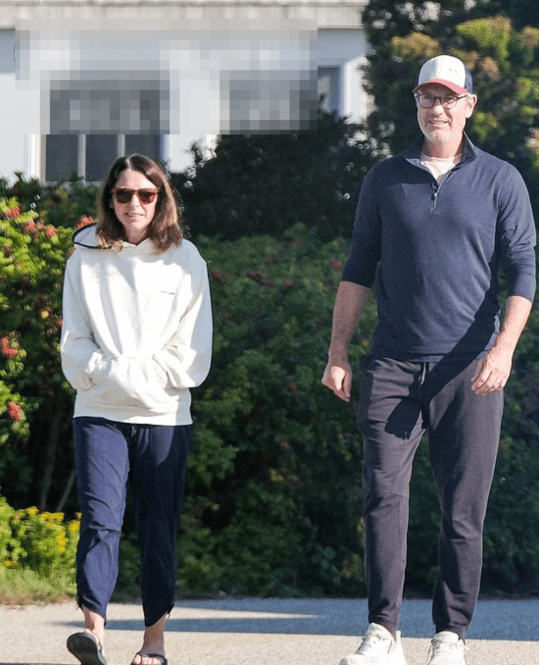 演唱会“出轨门”女方离婚进行时，CEO男主被拍到戴婚戒与妻散步