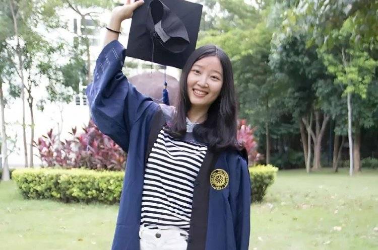 章莹颖男友国庆探望章父并协助直播，网友劝其早点结婚，本人回应