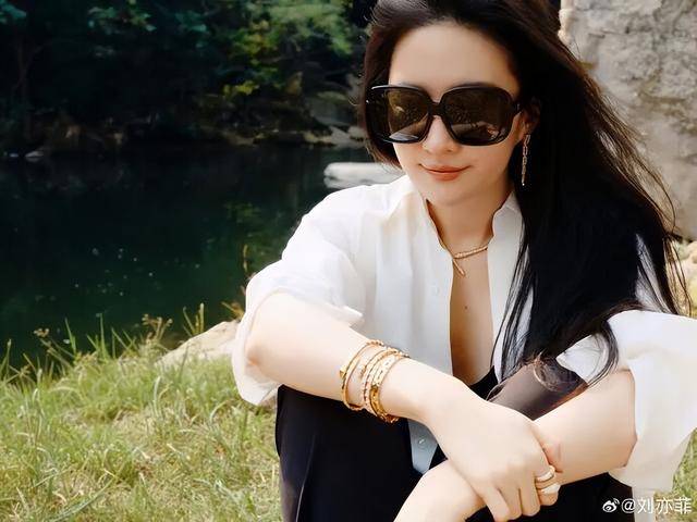 刘亦菲晒与新狗狗合照，穿白衬衫戴墨镜清爽出游