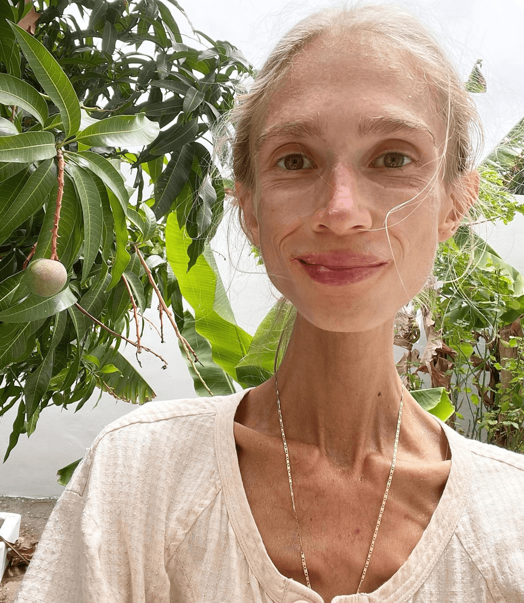 坚持只吃水果8年，27岁波兰女子巴厘岛酒店去世：体重仅22公斤，指甲变黄牙齿腐烂