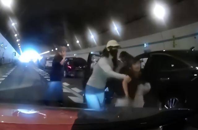 10岁男孩隧道内跪地拦车:哭得撕心裂肺,求人救他妈妈