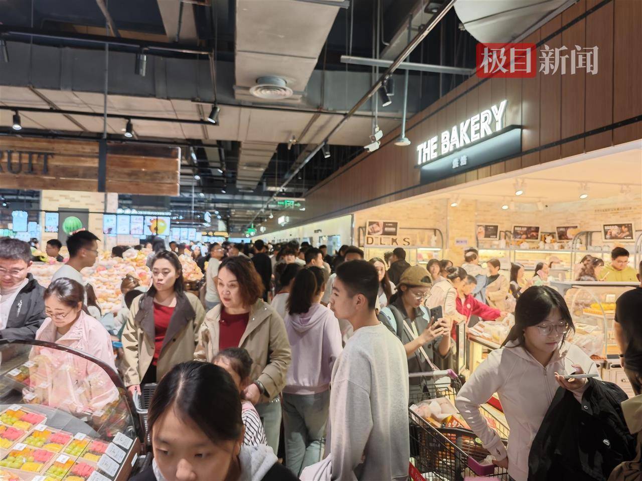 中秋夜的新乡胖东来能有多少人？多个收银口排起长队，有顾客举着购物篮在人群中穿行