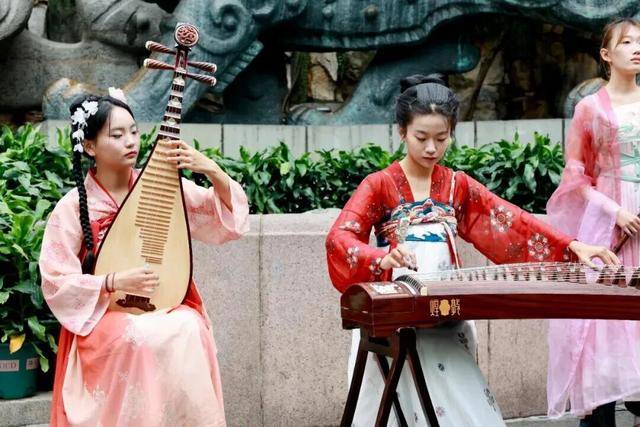 秋色满城 历下有约丨护城河畔美出圈！解锁历下限定秋日浪漫