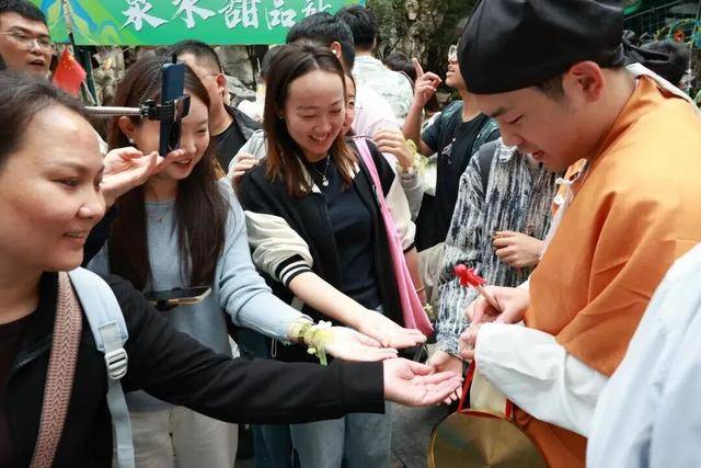 秋色满城 历下有约丨护城河畔美出圈！解锁历下限定秋日浪漫