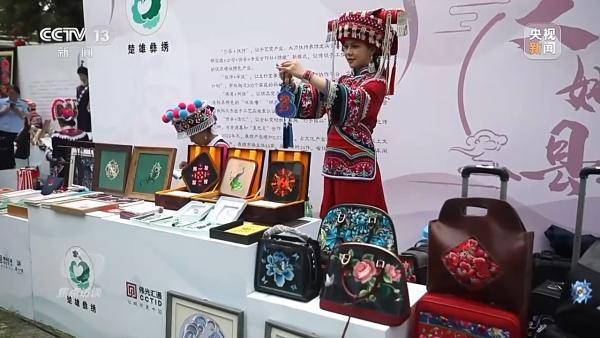 焦点访谈丨年轻人钟情老手艺 非遗装上“新引擎”