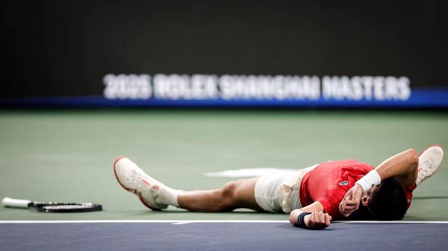 上海网球大师赛｜服止疼药、场边呕吐、多次治疗……德约科维奇拼出一场惨胜