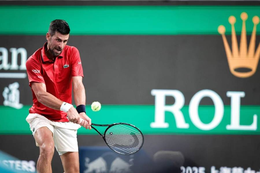 上海网球大师赛｜服止疼药、场边呕吐、多次治疗……德约科维奇拼出一场惨胜