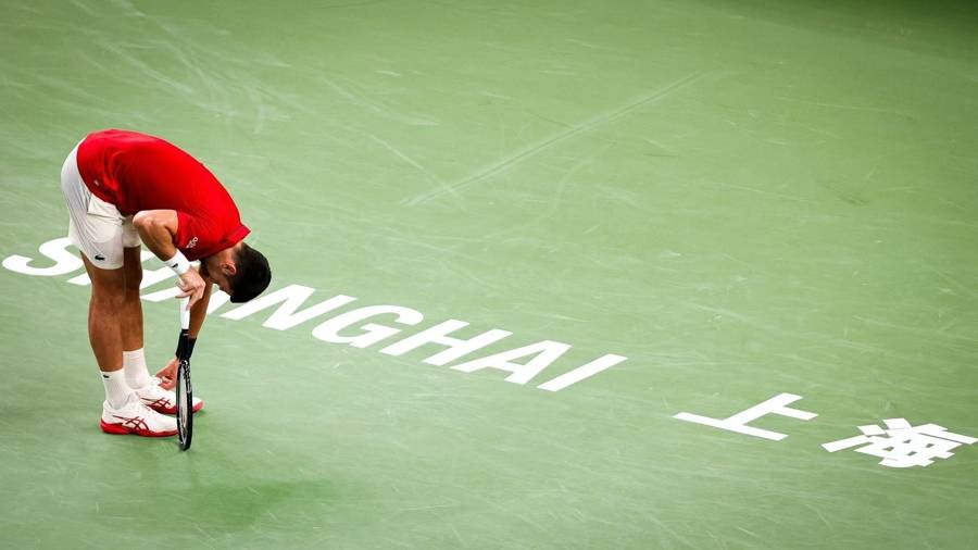 上海网球大师赛｜服止疼药、场边呕吐、多次治疗……德约科维奇拼出一场惨胜
