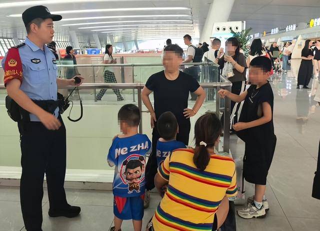 双胞胎哥哥在杭州东站被陌生女子抱走？派出所全员出动，20分钟锁定“嫌疑人”，万万没想到……