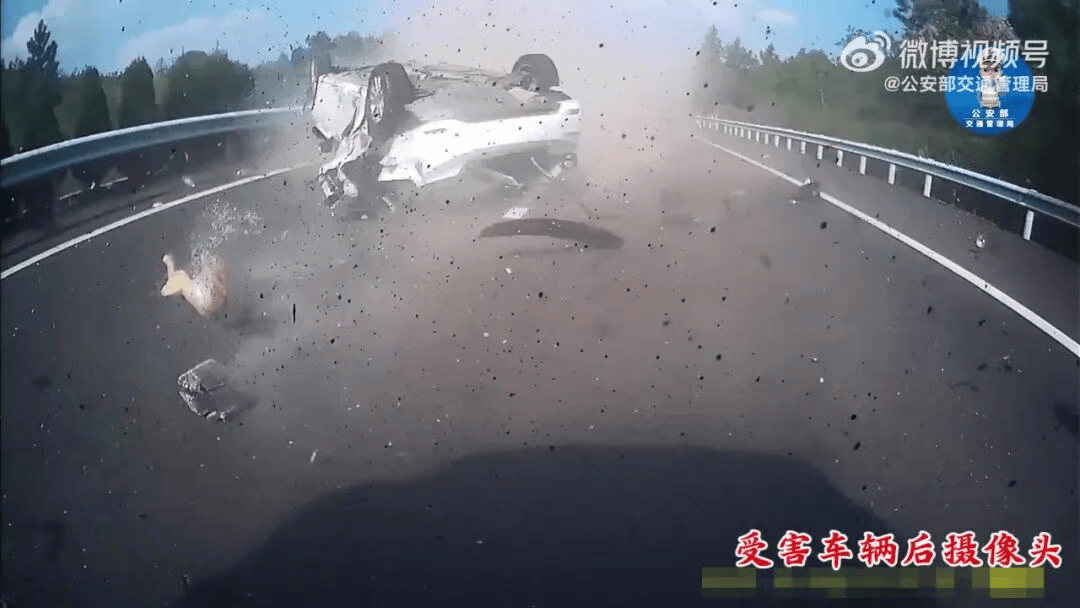 “我撒谎天打雷劈！”男子高速突然强行变道致翻车，反诬赖对方