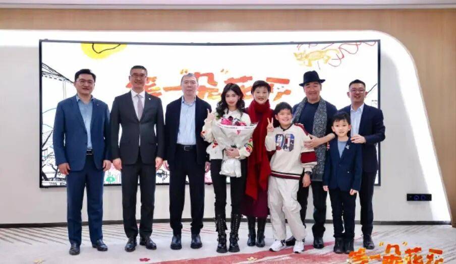 考古|冯小刚带女儿去陈思诚工作室！开个人账号还读影视专业，她也要“女承父业”吗？