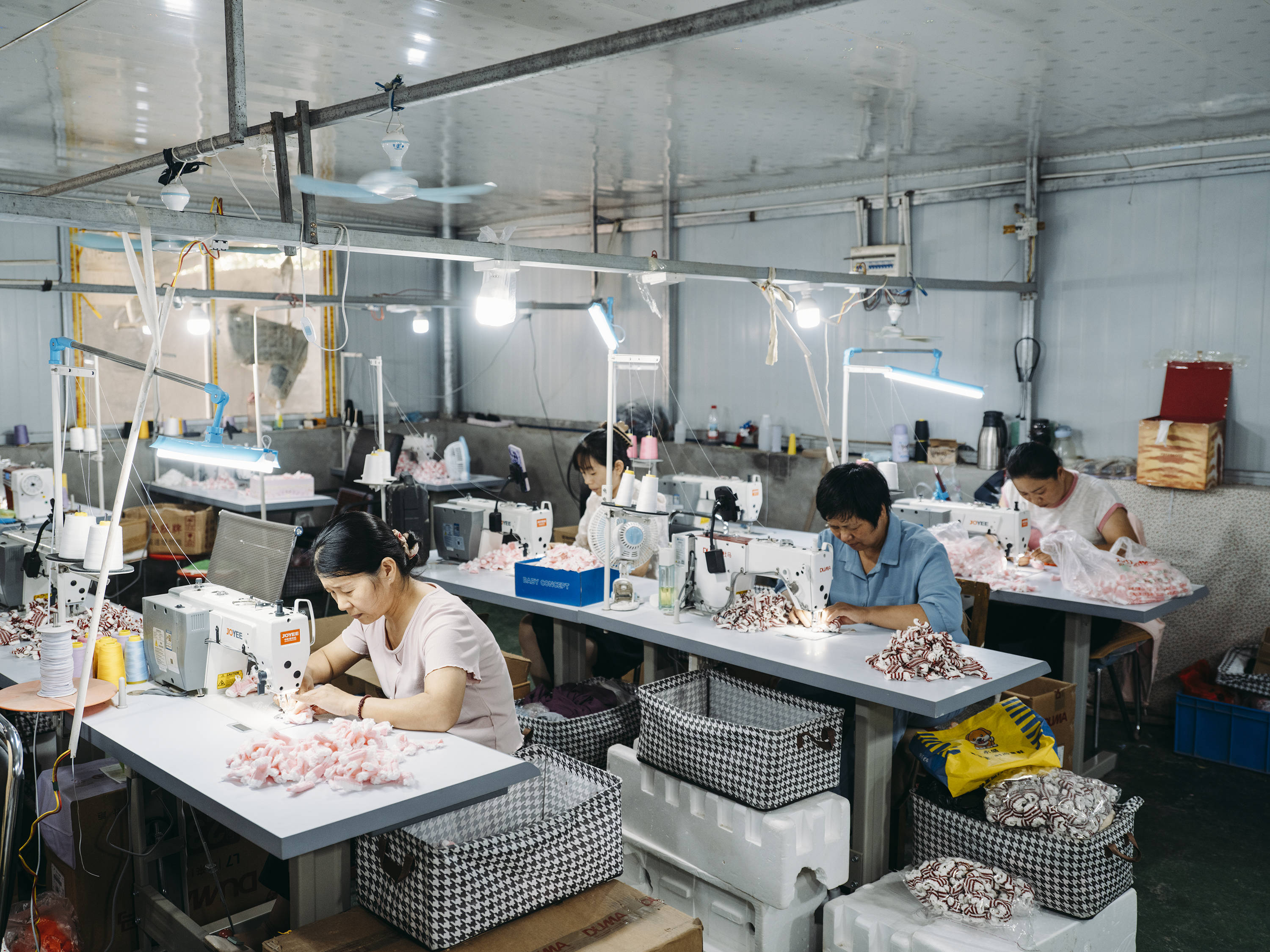 农村宝妈为潮牌玩偶做衣服 月还2千房贷