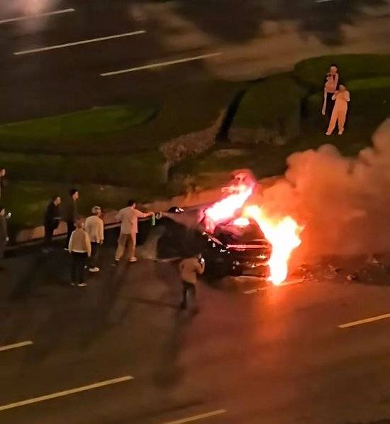 小米SU7碰撞后爆燃，多人救援未果，驾驶员不幸遇难