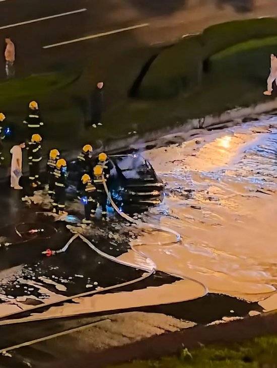 小米SU7碰撞后爆燃，多人救援未果，驾驶员不幸遇难