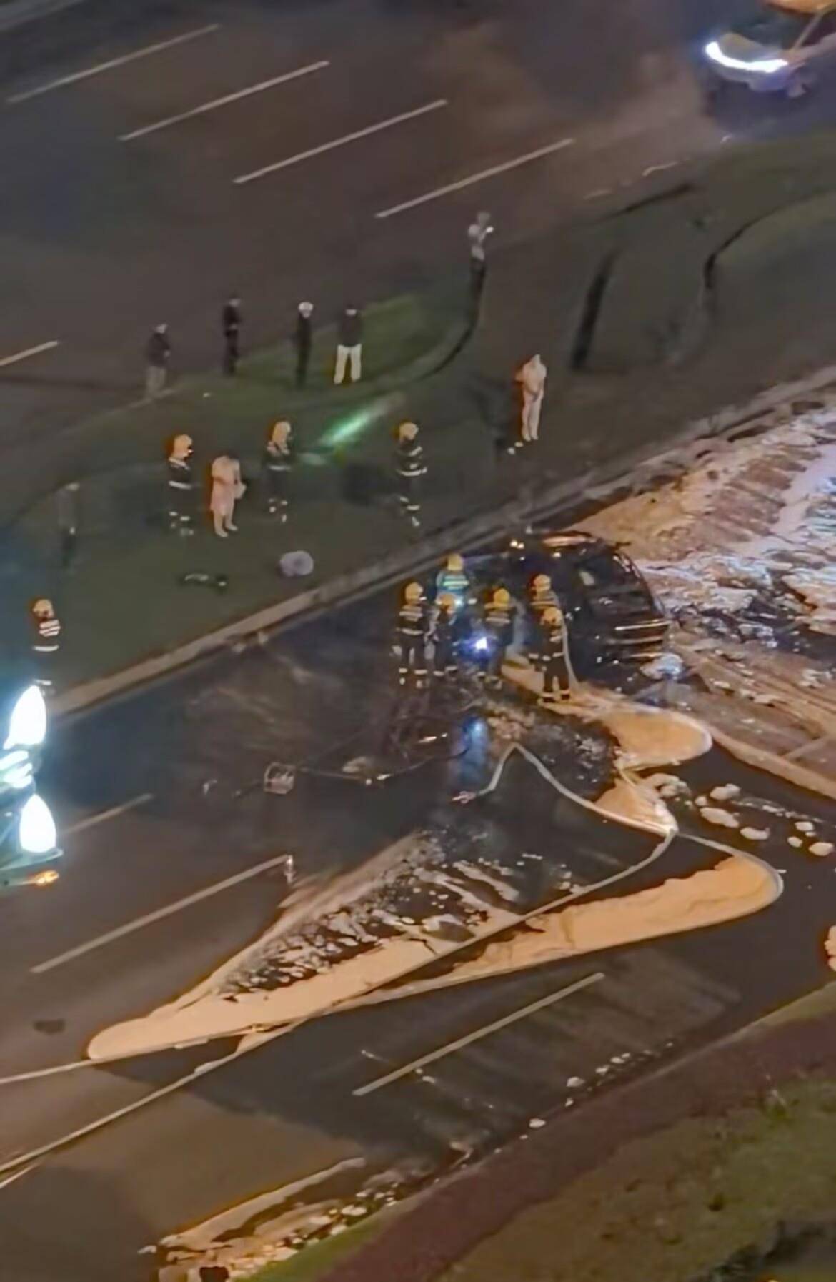 成都街头一新能源汽车凌晨起火，多名路人踹门砸窗参与救人，消防切割车身救人，当地回应