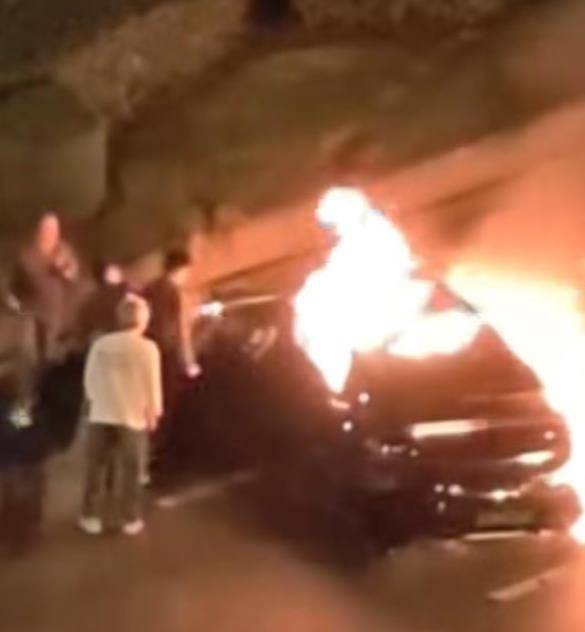 成都街头一新能源汽车凌晨起火，多名路人踹门砸窗参与救人，消防切割车身救人，当地回应