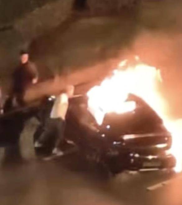 成都街头一新能源汽车凌晨起火，多名路人踹门砸窗参与救人，消防切割车身救人，当地回应