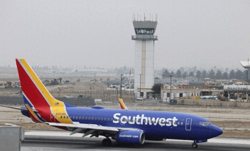 10天两万架飞机延误,机场6小时无人值守,美政府停摆将引发大乱,特朗普“甩锅”民主党