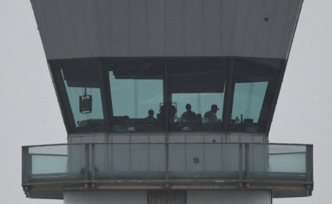 10天两万架飞机延误,机场6小时无人值守,美政府停摆将引发大乱,特朗普“甩锅”民主党