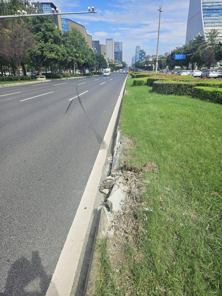 成都发生一起严重交通事故，上游新闻实地探访：燃烧留下的印记仍在